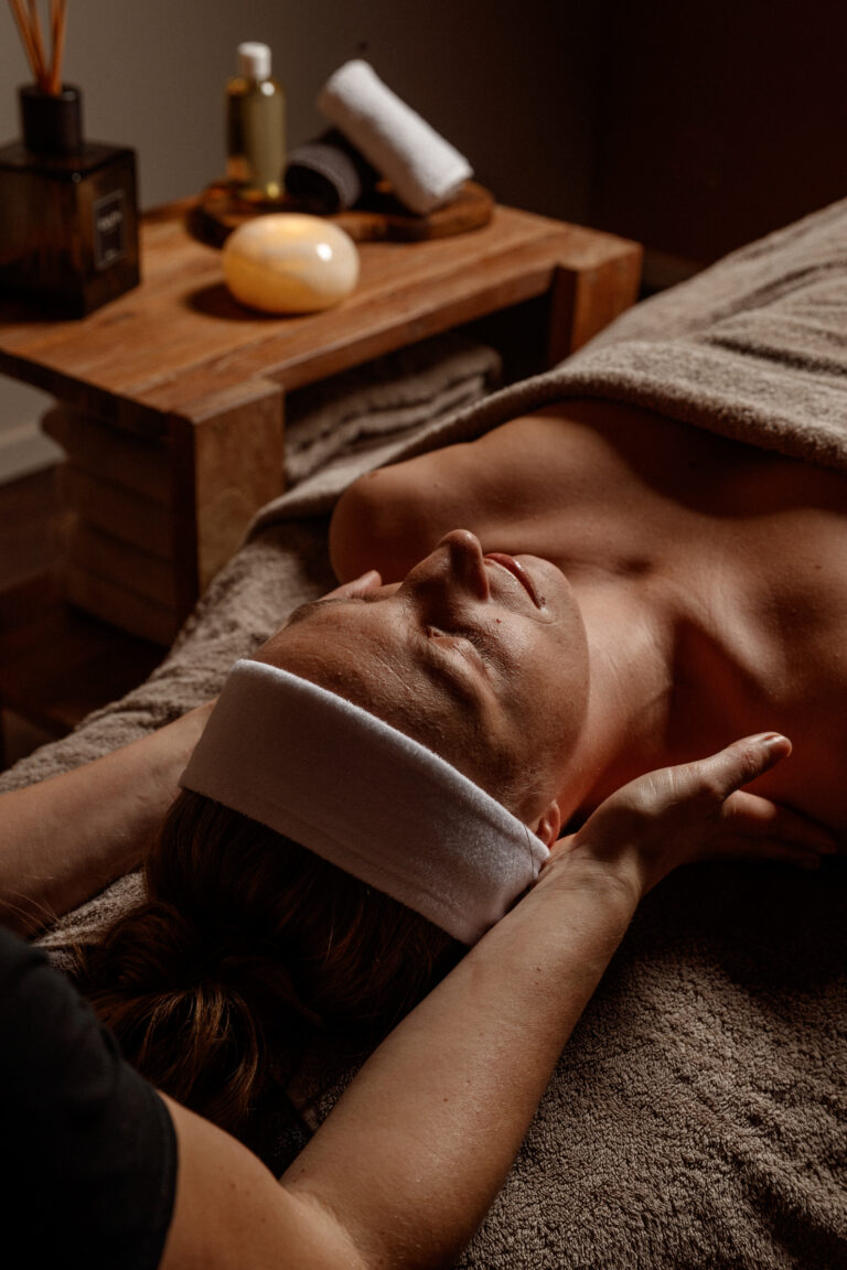 Beeld van iemand die op een massagetafel ligt bij Thermen Katara